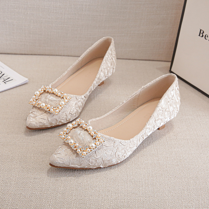 Ivory Textured Satin Pointed T - Kitten Heel Women reseña y precio